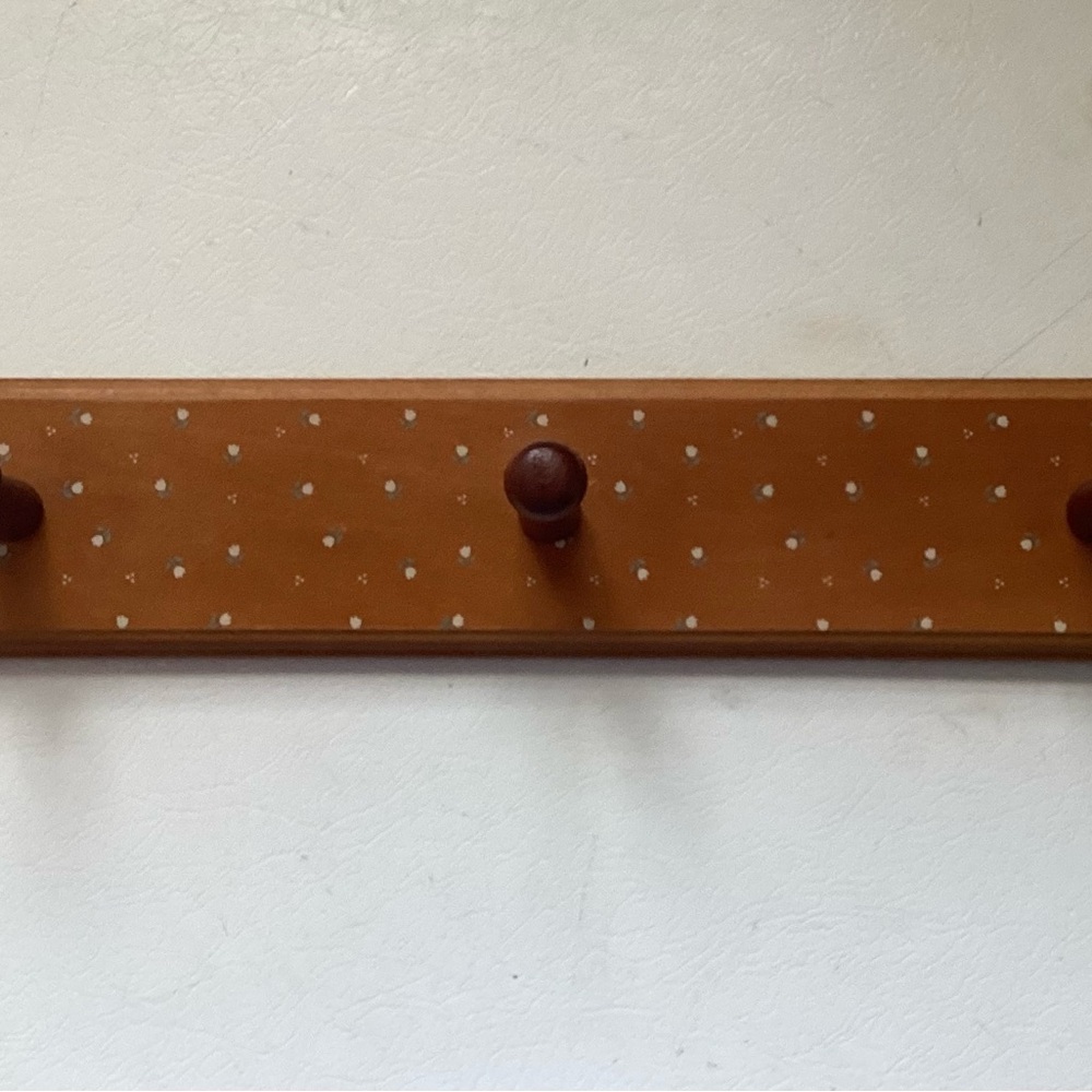 Vintage Wall Hook Rack 3 Peg with Tiny Flowers - Picture 4 of 12